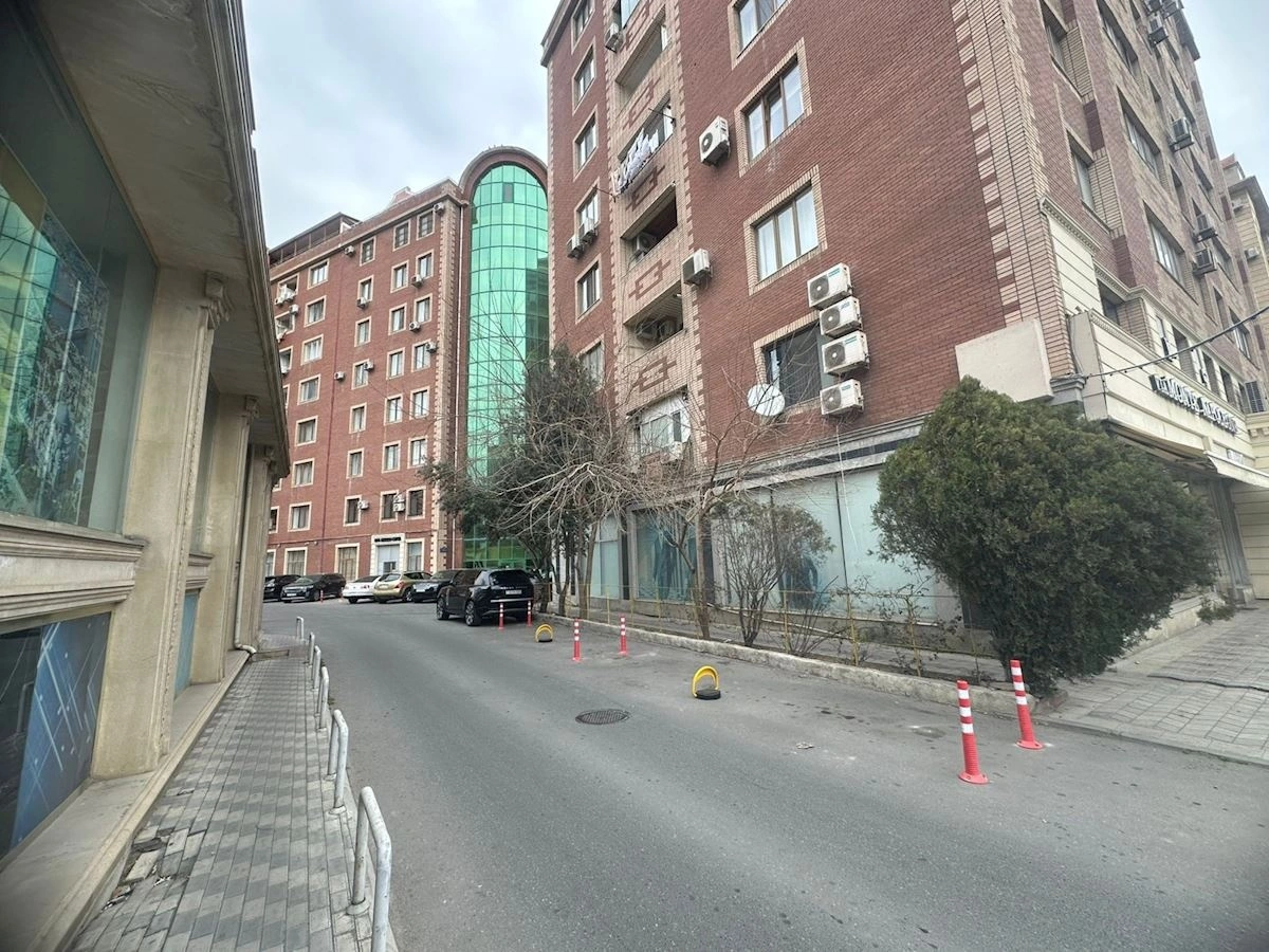 Bakıda "Land Rover"in sürücüsü həyəti özününküləşdirdi - FOTOLAR