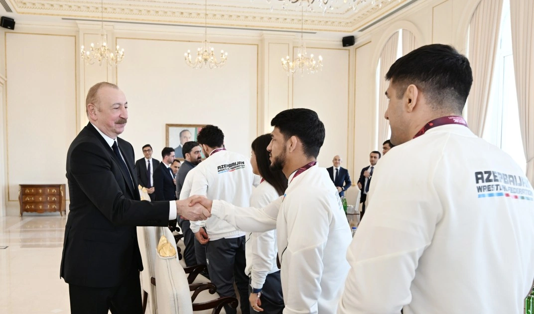 Prezident çempion olan güləşçiləri qəbul etdi - FOTOLAR