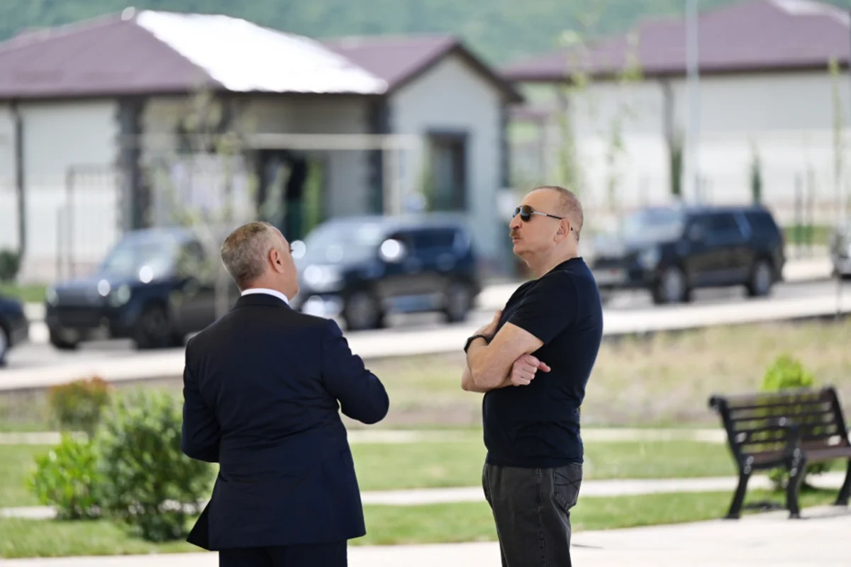 İlham Əliyev Xocalıda hərbçilərə tikilən evlərlə tanış oldu - FOTO