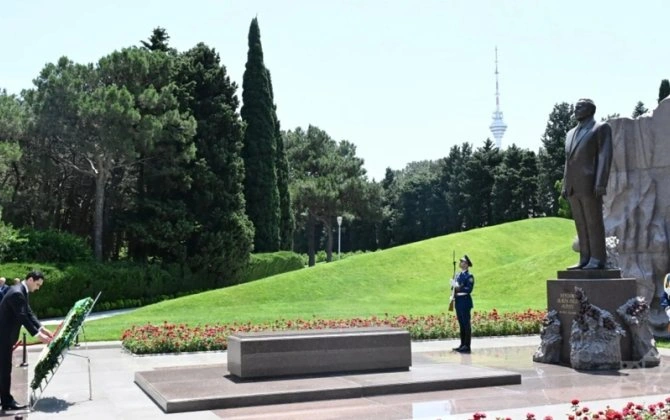 Berdiməhəmmədov Heydər Əliyevin məzarını ziyarət etdi - FOTO