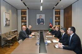 Britaniyanın yeni səfiri etimadnaməsinin surətini Ceyhun Bayramova təqdim edib - FOTO