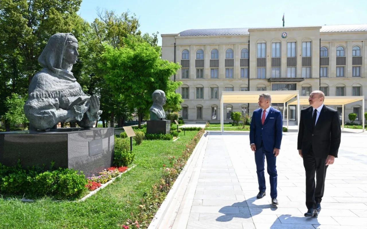 Prezidentlər Şuşada güllələnmiş büstlərə baxıblar - FOTO