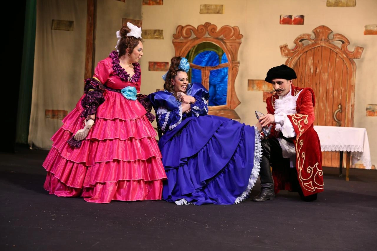Gənc Tamaşaçılar Teatrında “Büllur başmaq” tamaşasının premyerası baş tutub - FOTO