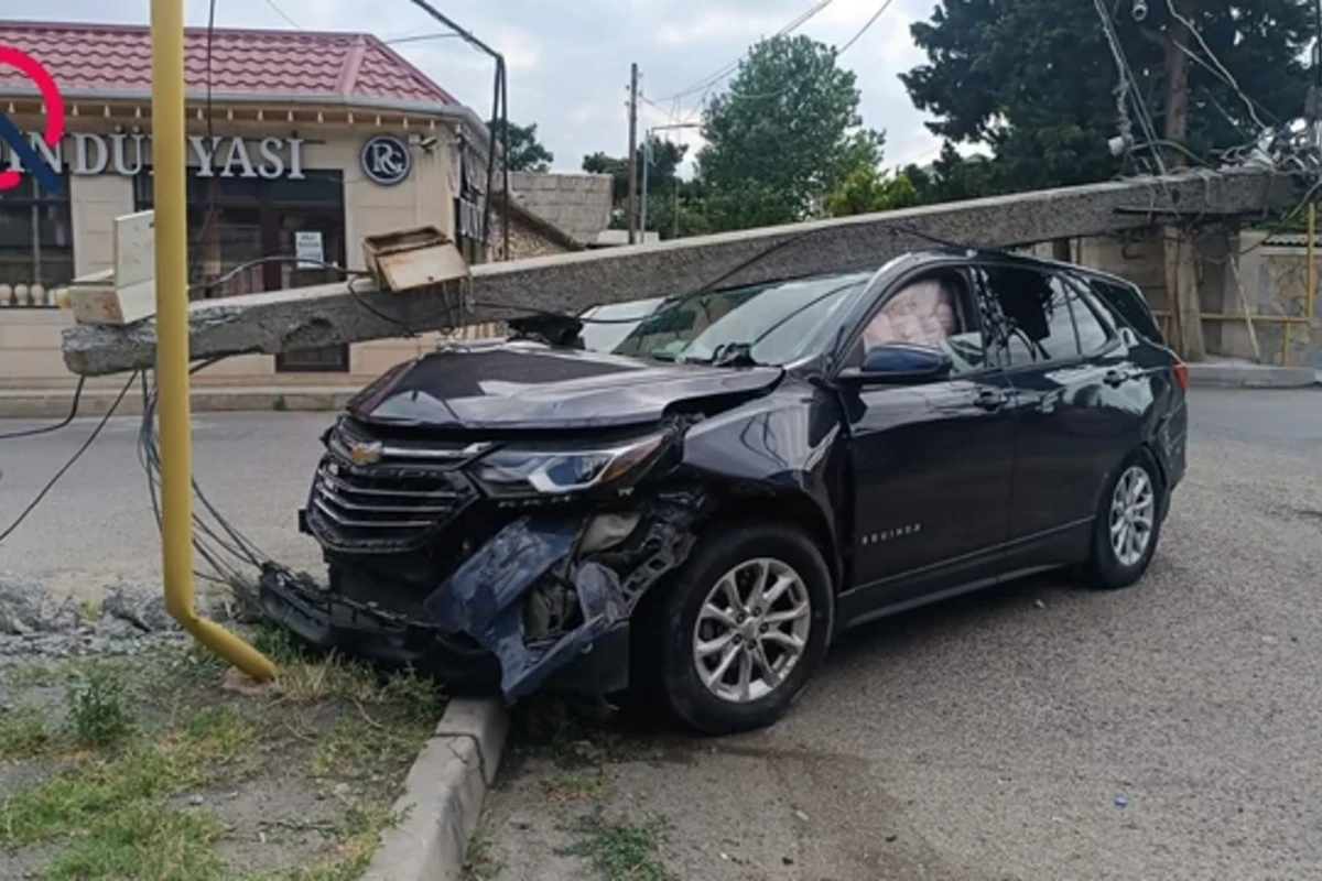 Tovuzda qəza: "Chevrolet" işıq dirəyinə çırpıldı