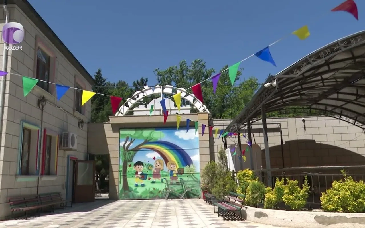 "Pearls Kids" bağçasının damında qanunsuz tikinti aparılır - VİDEO