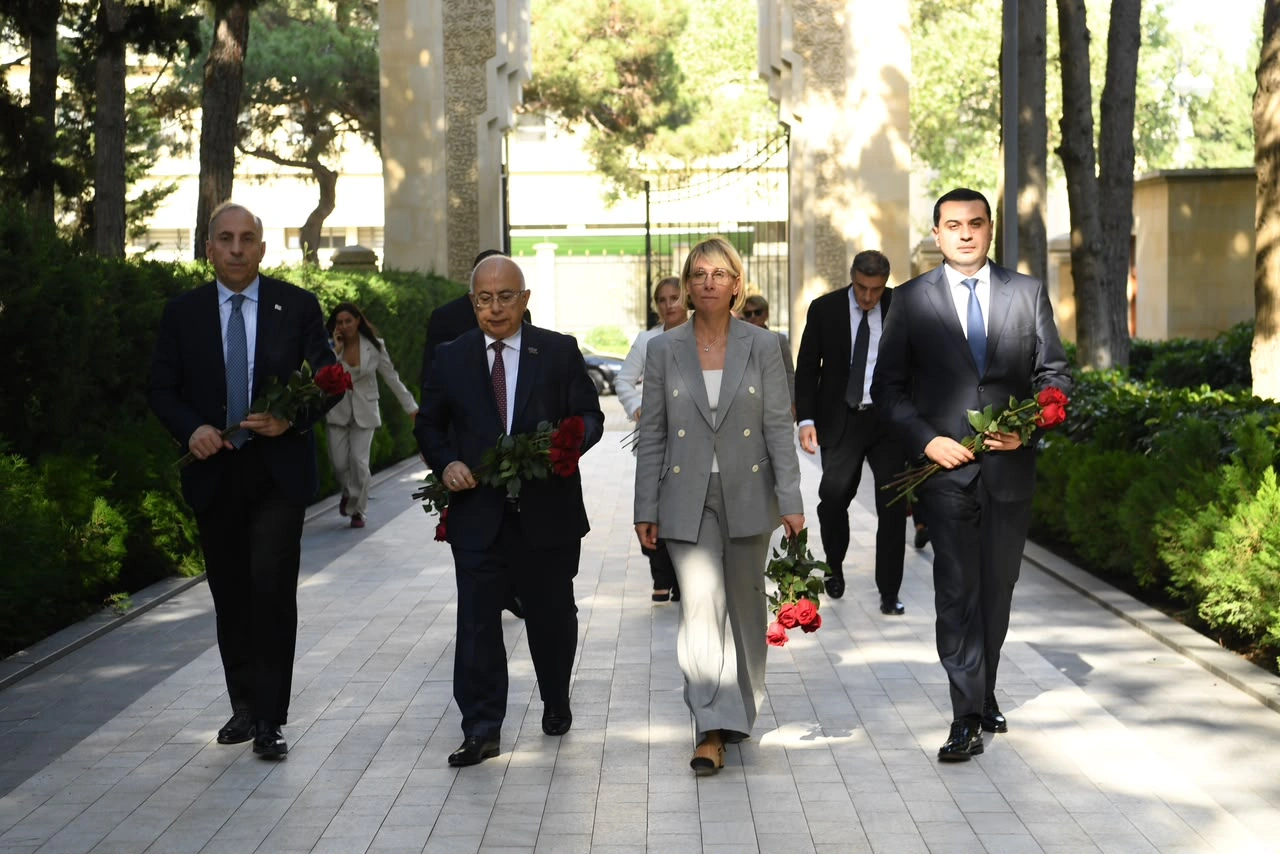 Nino Tsilosani Fəxri xiyabanı və Şəhidlər xiyabanını ziyarət edib - FOTO