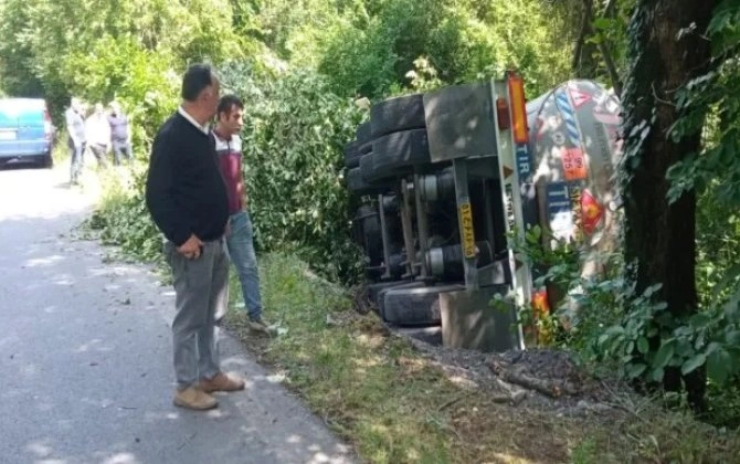 Zaqatala yolunda İrana məxsus yanacaq maşını aşdı - FOTO
