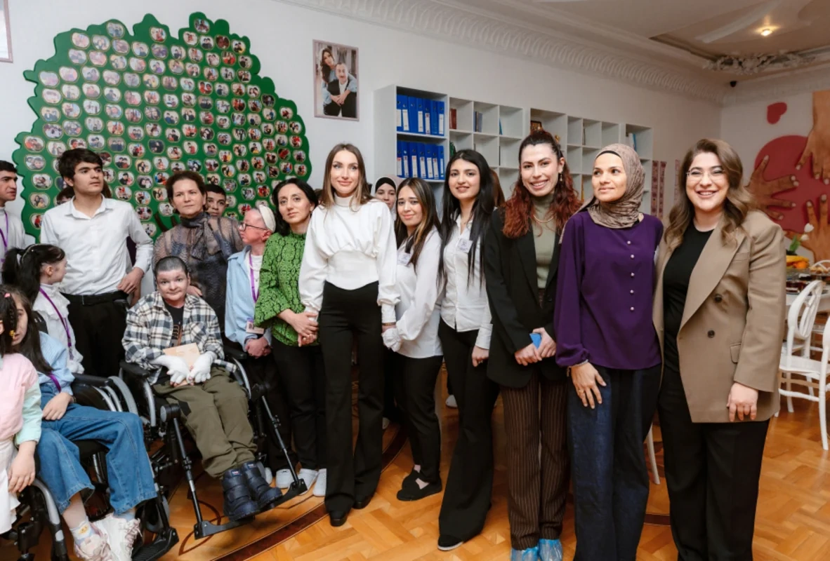 Leyla Əliyeva, Arzu Əliyeva və Alyona Əliyeva "Yaşama Dəstək" Mərkəzində olublar - FOTO