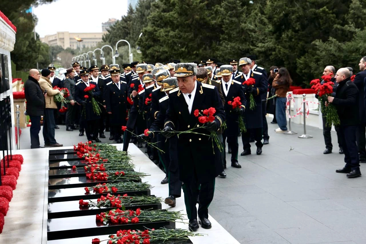 Prokurorluq əməkdaşları Şəhidlər xiyabanını ziyarət etdi - FOTOLAR