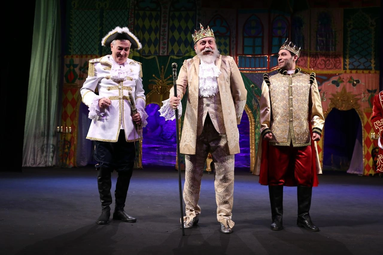 Gənc Tamaşaçılar Teatrında “Büllur başmaq” tamaşasının premyerası baş tutub - FOTO