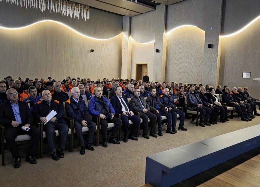 "Azərişıq" və "AzərEnerji"də Ulu Öndər Heydər Əliyevin anım günü ilə bağlı tədbirlər keçirilib