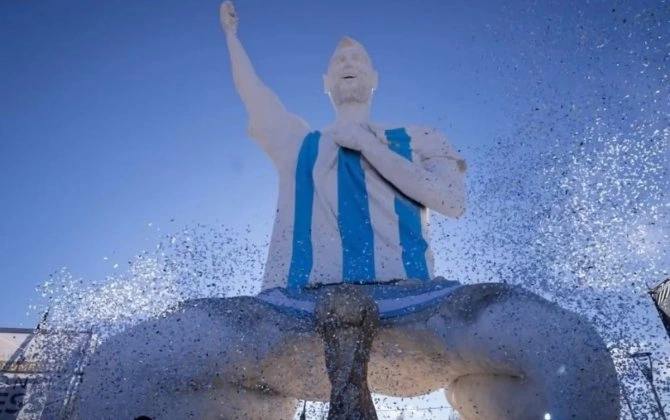Argentinada Messinin 26 metrlik heykəlinin açılışı olub