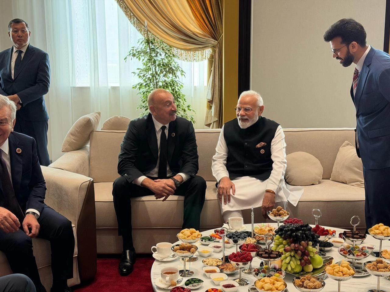 İlham Əliyev Bişkekdə Narendra Modi ilə söhbət etdi - FOTO
