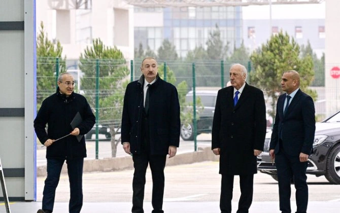 İlham Əliyev Sumqayıt Sənaye Parkında güzgü vərəqələrin istehsalı zavodunun açılışında iştirak etdi - FOTO