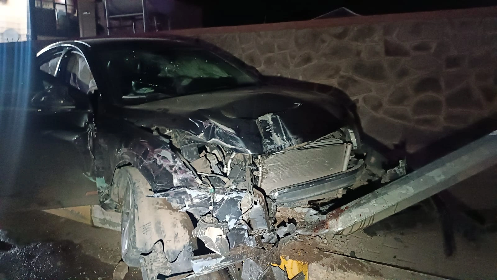 Tovuzda sürücü avtomobilini işıq dirəyinə çırpıb -FOTO