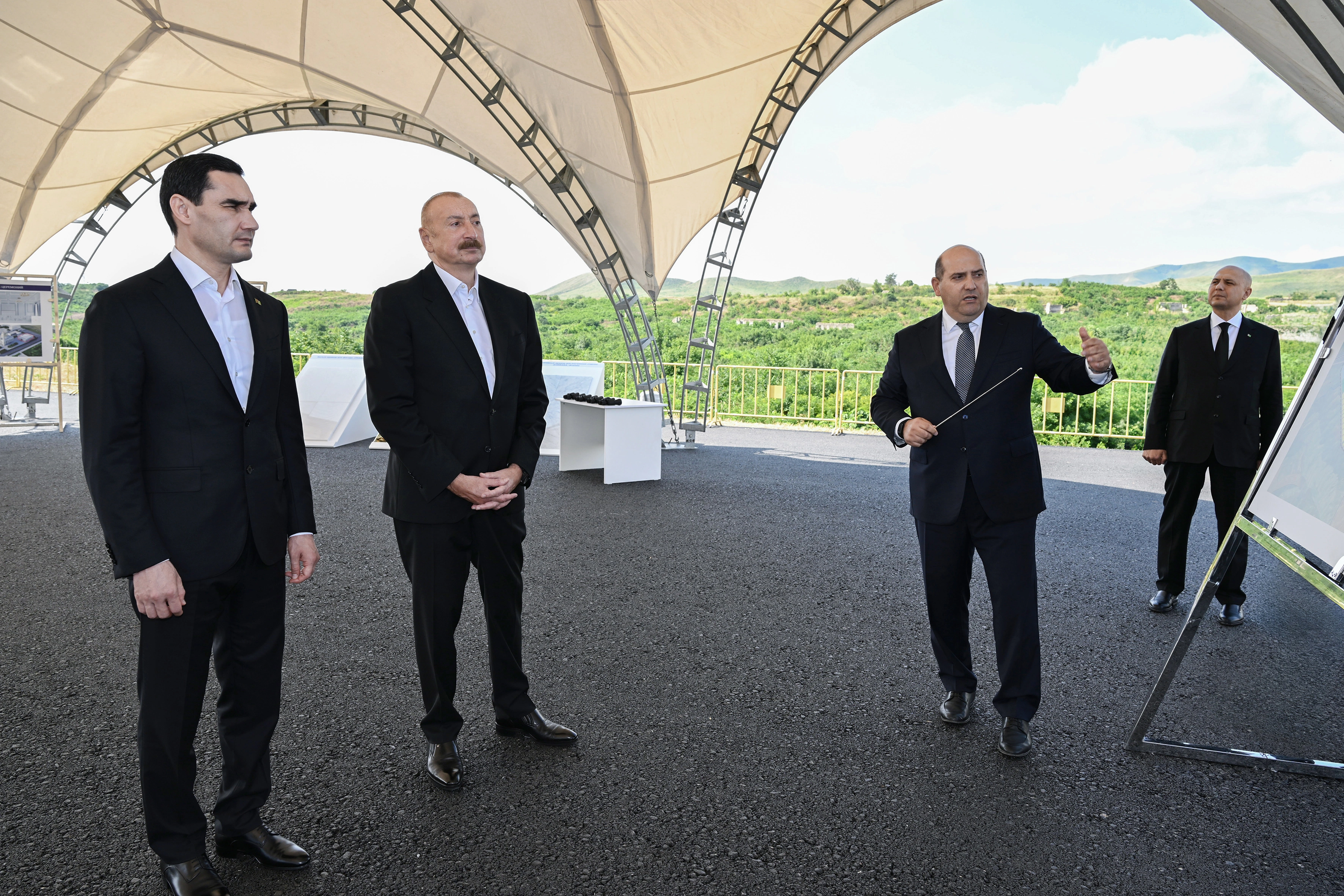 Azərbaycan və Türkmənistan prezidentləri Füzuli şəhərinin dağıdılmış yerlərinə baxıblar - FOTO