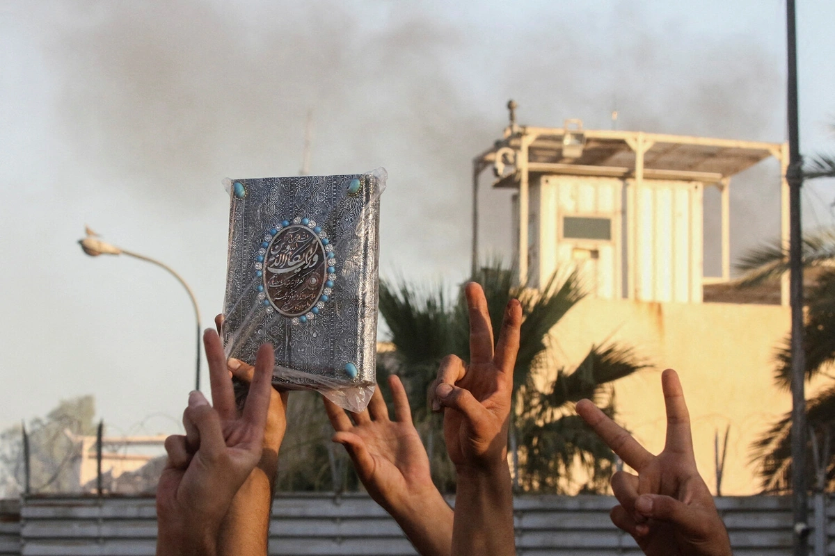 İranda etirazçılar "Quran"ı yandırıblar və məscidə hücum etmək istəyiblər