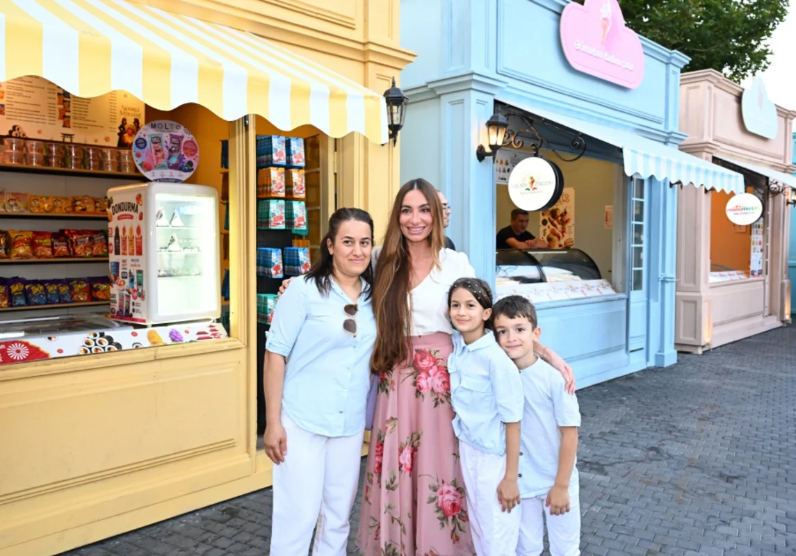 Leyla və Arzu Əliyevalar "CandyFest" yay festivalını ziyarət edib, "Sehrli mirvari" su sirki şousunu izləyiblər - FOTO