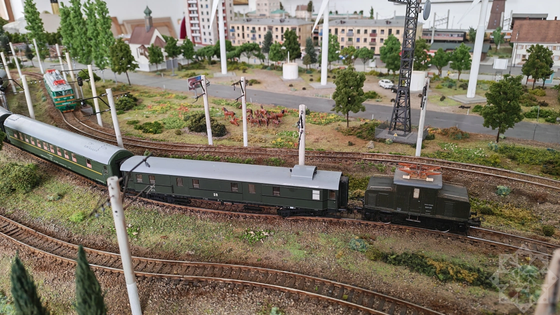 Bərdəli rəssam Qarabağın miniatür dəmir yolu maketini hazırlayır - FOTO