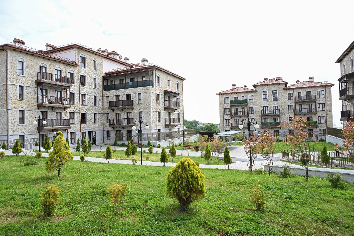 Prezidentlər Şuşa şəhərində inşa edilmiş birinci yaşayış kompleksində olublar - FOTO