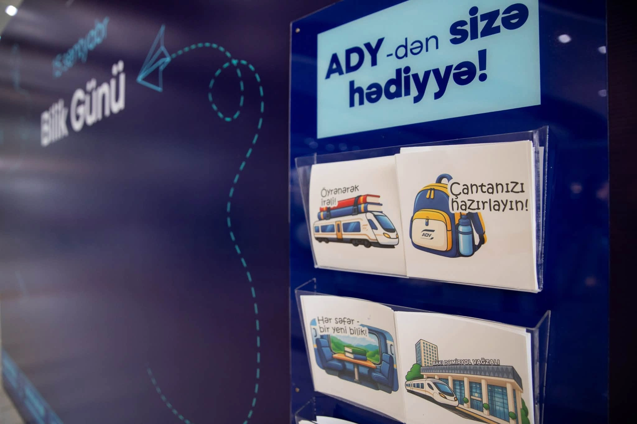 ADY Bilik Günündə sərnişinləri xüsusi hədiyyələrlə qarşılayıb - FOTO