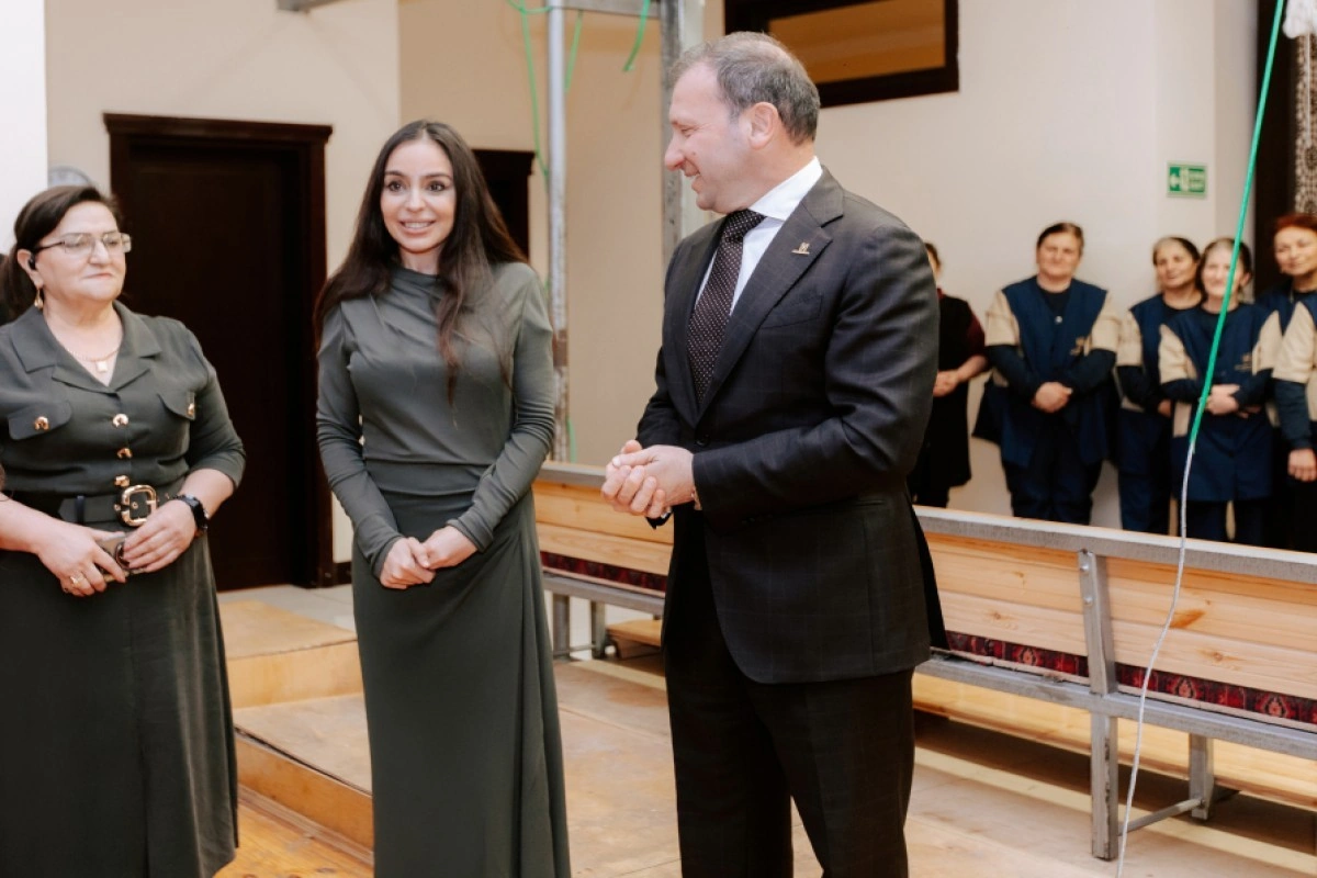 Leyla Əliyeva Şuşa məscidi üçün hazırlanmış dairəvi xalçanın kəsim mərasimində iştirak edib