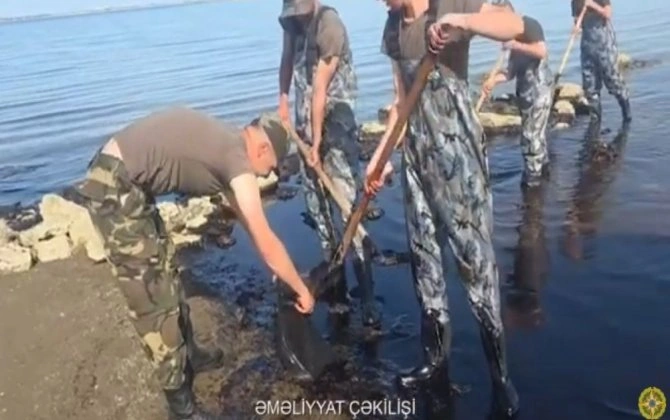 Dübəndidə dəniz sahilində aşkar edilmiş neft qalıqları ərazidən kənarlaşdırılıb - VİDEO