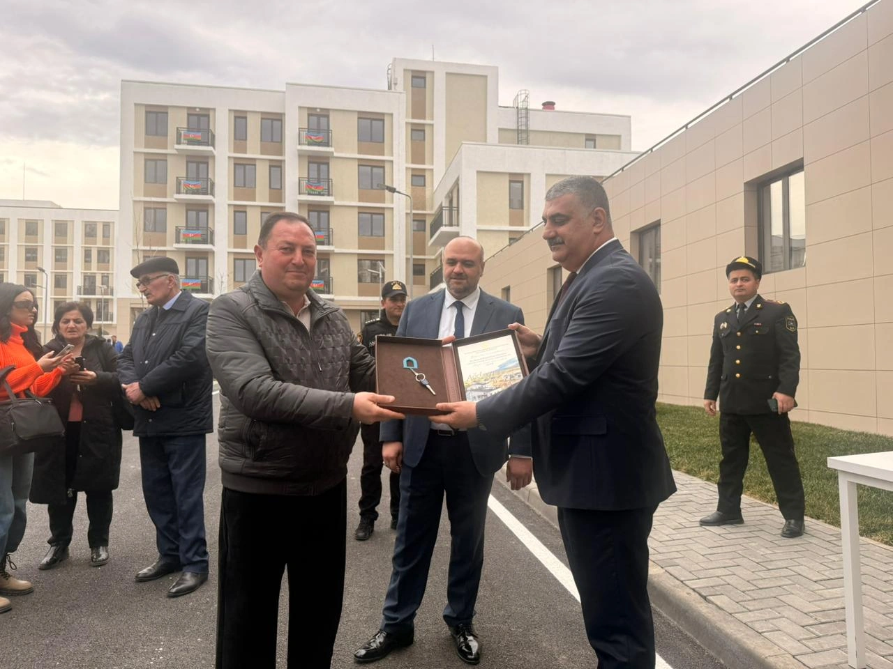 Növbəti köç karvanı Ağdama çatdı, açarlar təqdim olundu - FOTO