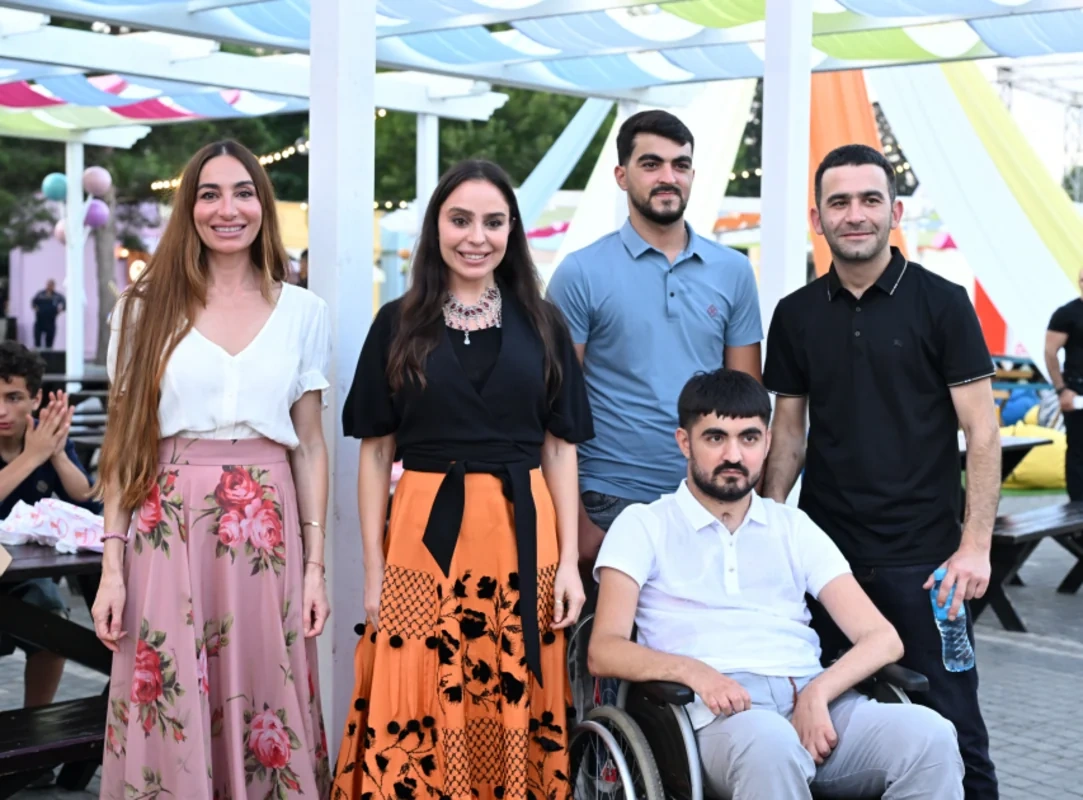 Leyla və Arzu Əliyevalar "CandyFest" yay festivalını ziyarət edib, "Sehrli mirvari" su sirki şousunu izləyiblər - FOTO