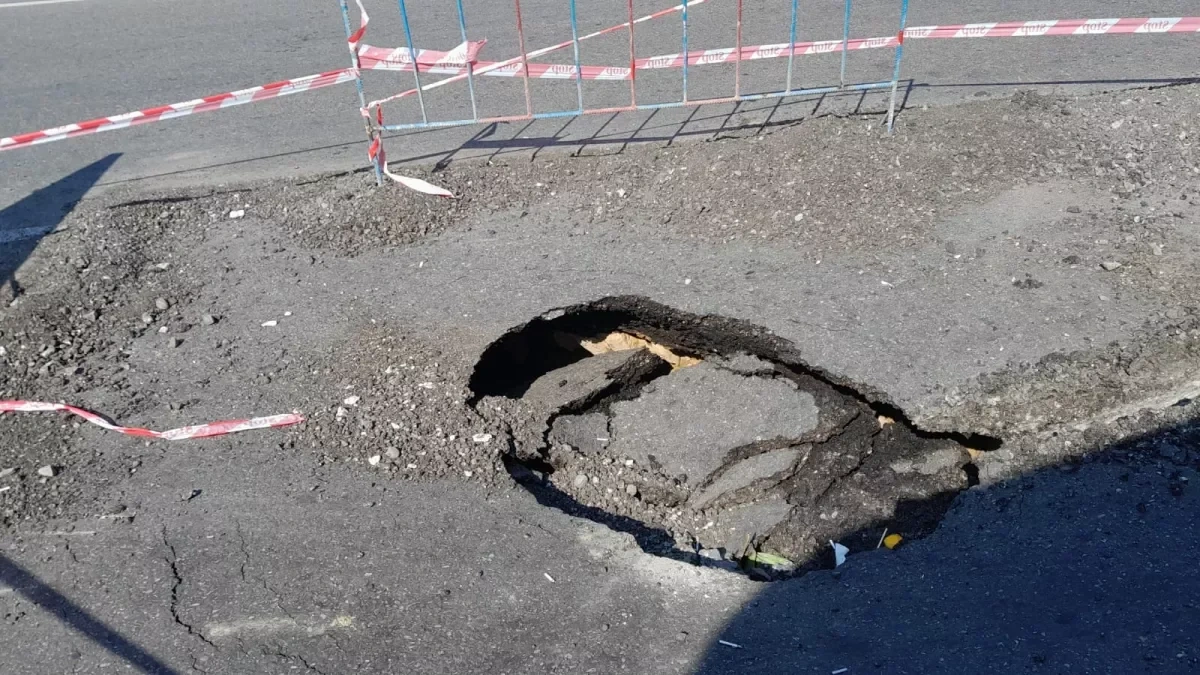 Bakının mərkəzində yol çökdü: İri çuxur yarandı - FOTO