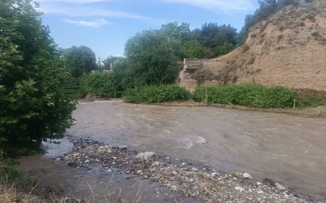 Qazaxda yeniyetmə çayda batıb