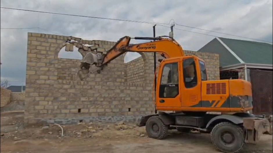 Gəncədə qanunsuz tikililər söküldü - FOTO/VİDEO