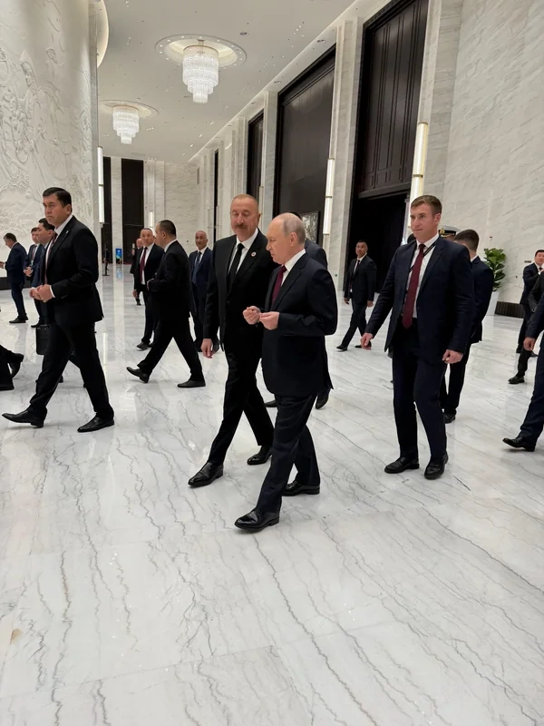 İlham Əliyev Bişkekdə Vladimir Putinlə ayaqüstü söhbət etdi - FOTO