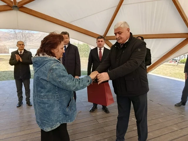 İlk köç karvanı Xanabad kəndinə çatdı, açarlar təqdim edildi - FOTO