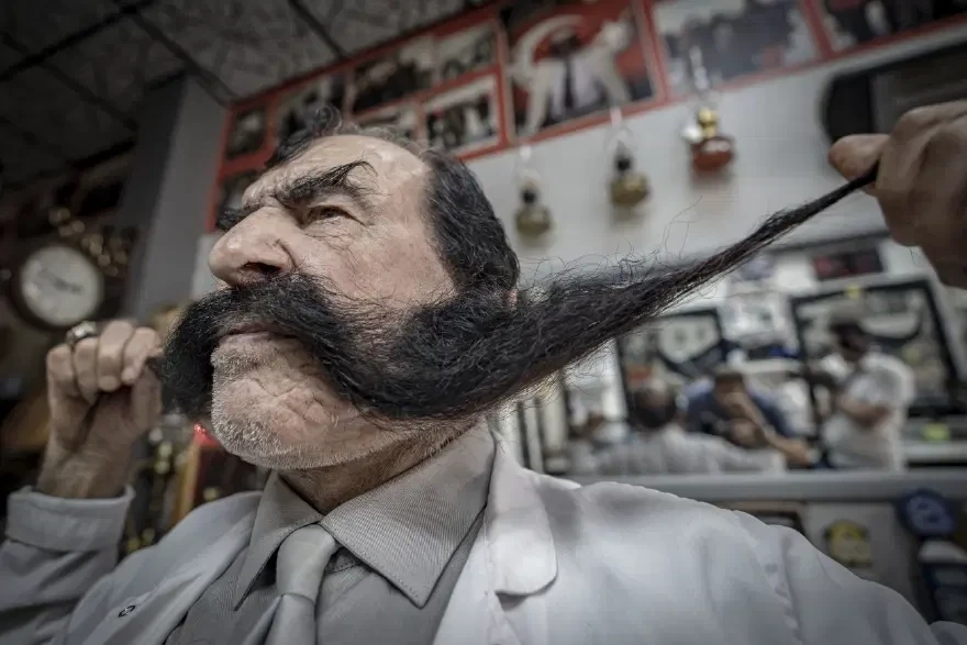 Bərbərdir, amma 70 ildir bığını kəsmir - Səbəbi isə... - FOTO