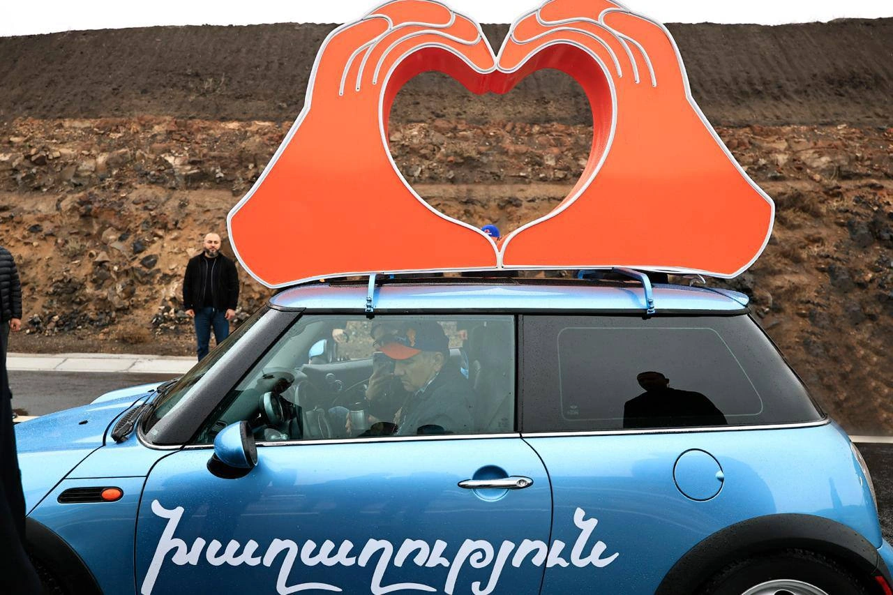 Paşinyan Anna Akopyanla birlikdə konsert verəcəyi Gümrüyə avto-yürüş etdi...-FOTOLAR