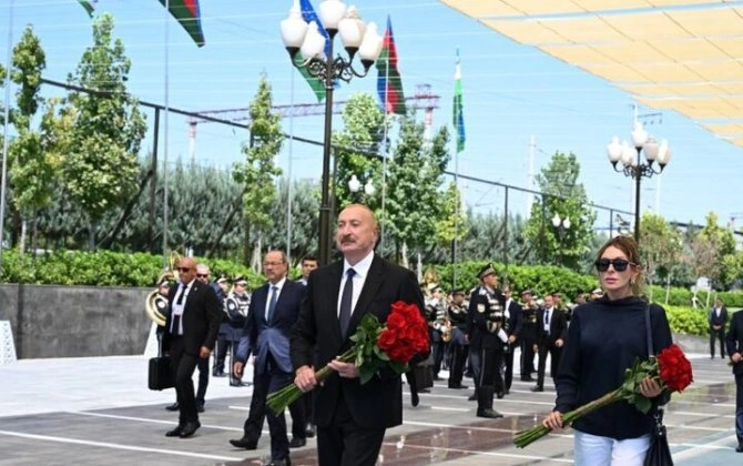 Prezident və birinci xanım Daşkənddə Heydər Əliyevin barelyefi önünə gül dəstələri qoyublar