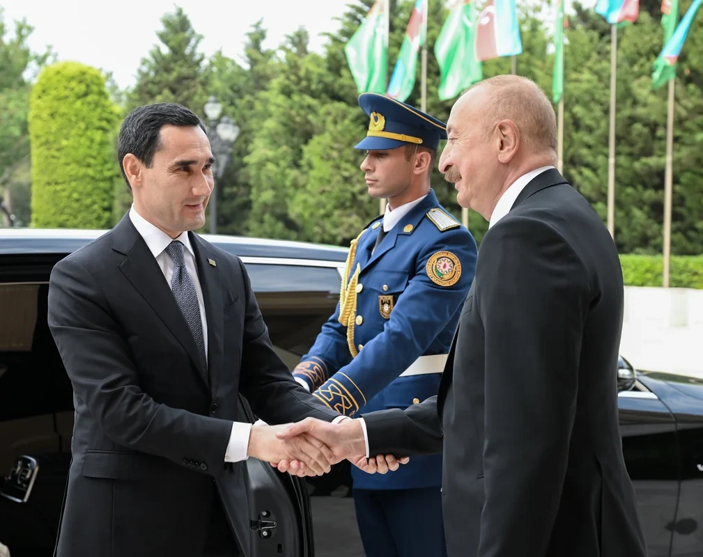 İlham Əliyev Sərdar Berdiməhəmmədovu Bakıda qarşıladı - FOTO