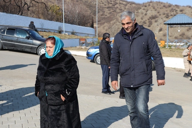 Növbəti köç karvanı Qırmızı Bazar qəsəbəsinə və Məmmədbəyli kəndinə çatıb, açarlar təqdim edilib - FOTO