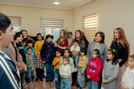 Leyla Əliyeva, Arzu Əliyeva və Alena Əliyeva “Təmiz Dünya” sığınacağında yaşayan uşaqların bayram sevincinə şərik olublar - FOTO