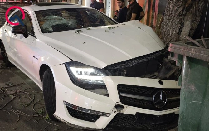 İdarəetməni itirib “Mercedes”i ağaca çırpdı - Yaralanan var