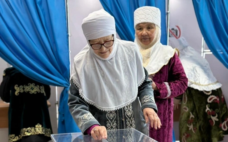 Qazaxıstandakı referendumda 60 qayınana və 60 gəlin birlikdə səs verdi - FOTO