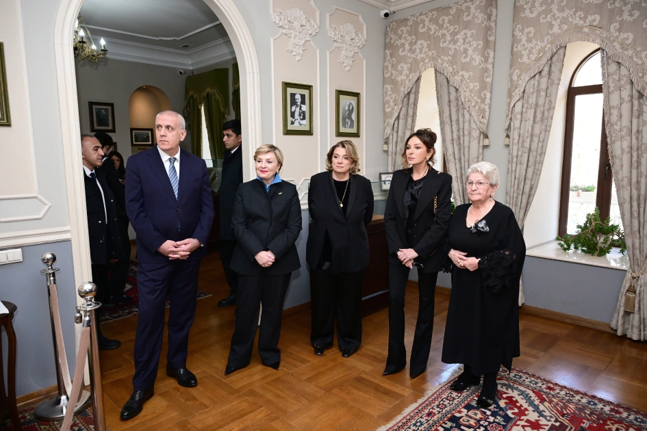 Mehriban Əliyeva Tbilisidə Mirzə Fətəli Axundzadə adına Azərbaycan Mədəniyyəti Muzeyi ilə tanış olub - FOTO