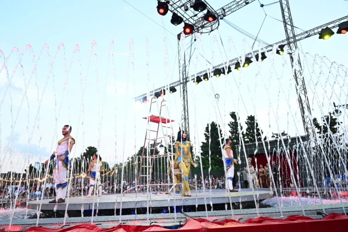Leyla və Arzu Əliyevalar "CandyFest" yay festivalını ziyarət edib, "Sehrli mirvari" su sirki şousunu izləyiblər - FOTO