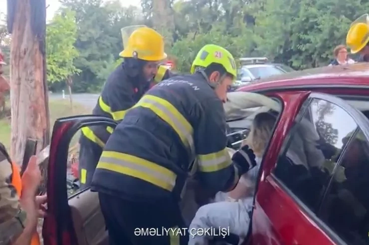 Qaxda BMW ağaca çırpıldı, qadın sürücü xəsarət aldı - VİDEO