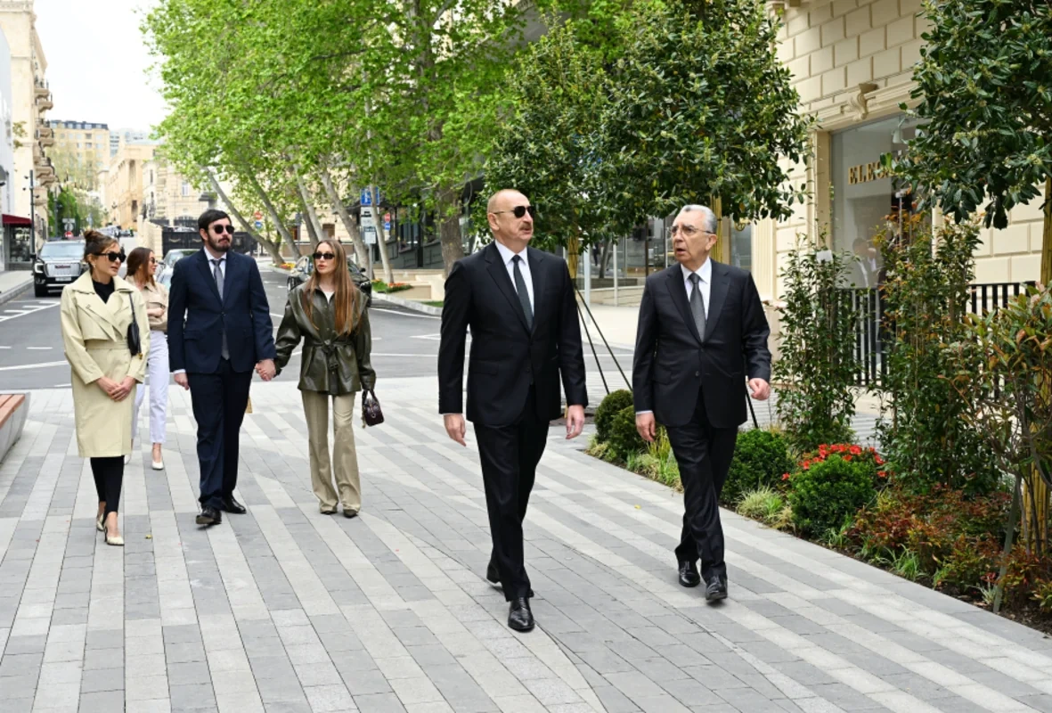 İlham Əliyev Bakının İslam Səfərli küçəsinin yenidənqurmadan sonra açılışında iştirak edib - FOTO