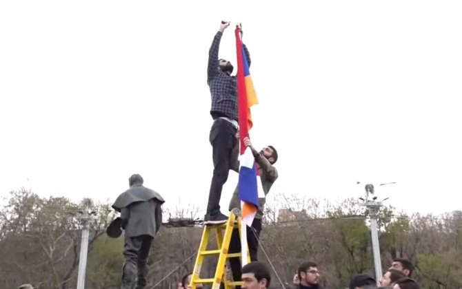 "Artsax"ın əski parçası Fransa meydanından yığışdırıldı...