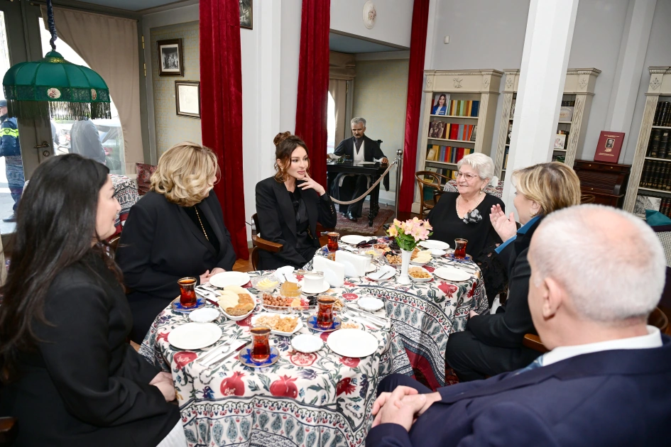 Mehriban Əliyeva Tbilisidə Mirzə Fətəli Axundzadə adına Azərbaycan Mədəniyyəti Muzeyi ilə tanış olub - FOTO
