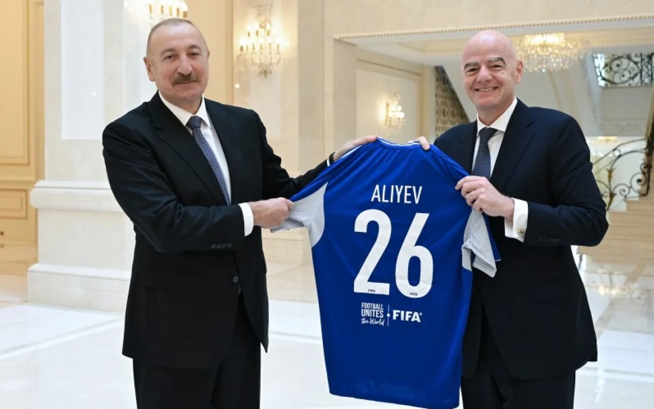 Canni İnfantino İlham Əliyevə idman köynəyi hədiyyə etdi - FOTOLAR