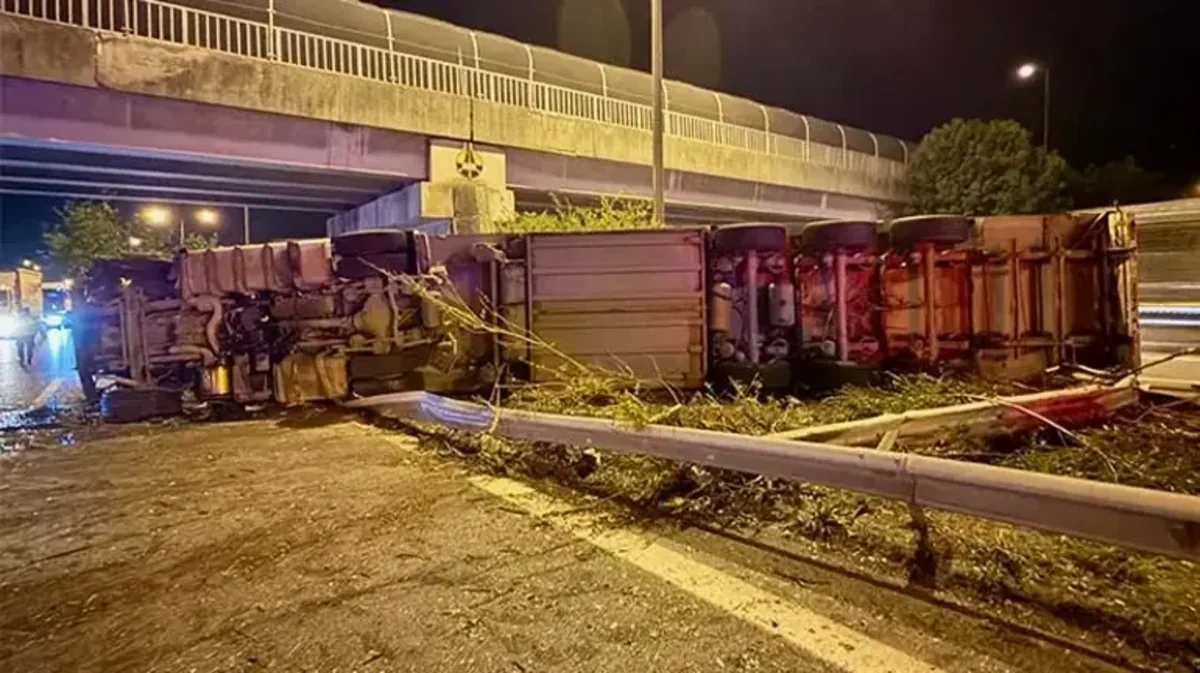 Türkiyədə ətir daşıyan TIR aşdı: azərbaycanlı sürücü yaralandı - FOTO